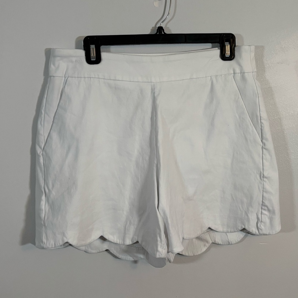 Crown & Ivy White Scalloped Hem Shorts Size 12 Stretch Summer Style - Picture 1 of 7